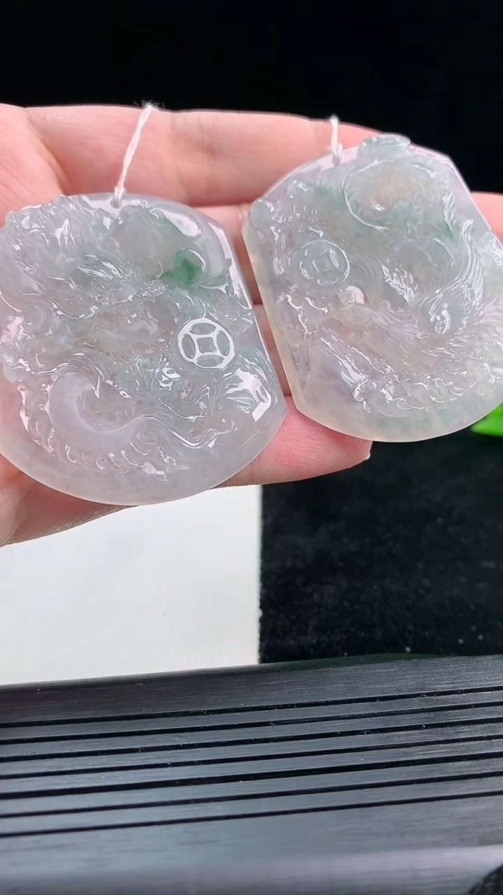 天然A货翡翠冰种飘花龙凤呈祥吊坠一对尺寸52-43.6-5.5重量:55.66g
3月25日