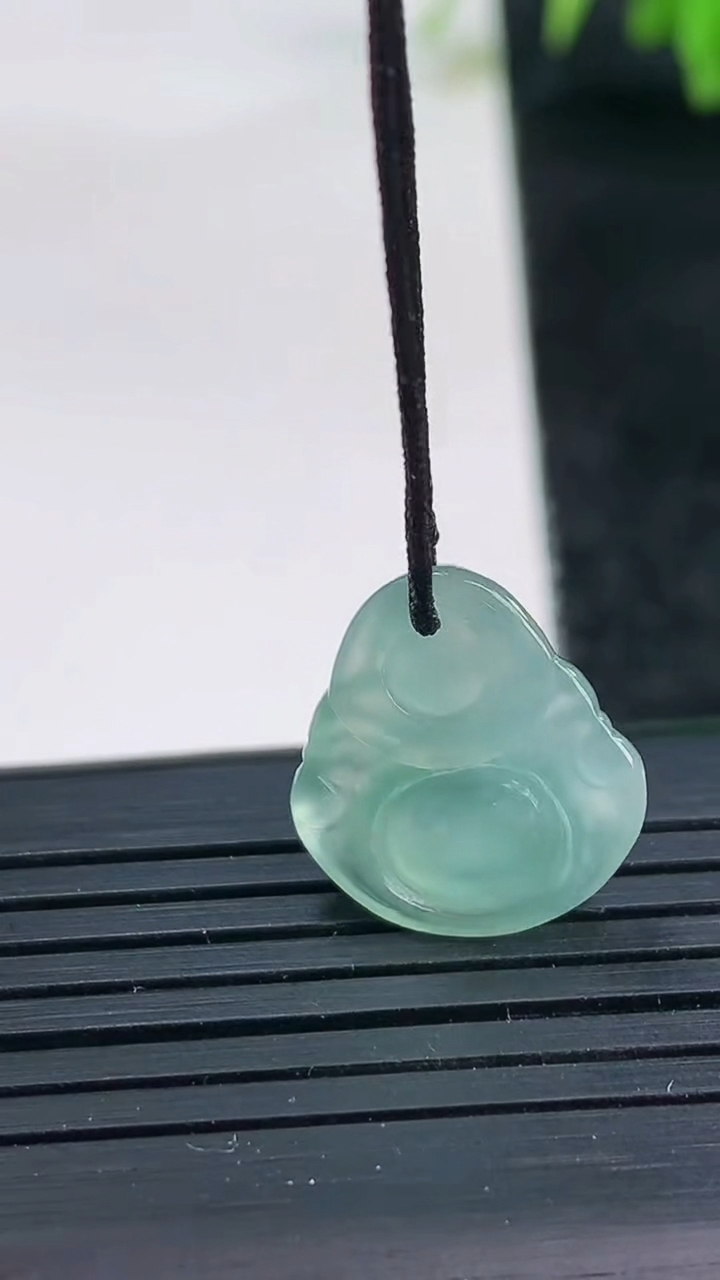 天然A货翡翠佛公吊坠尺寸15.9-14.8-5.6重量:1.97g
3月25日