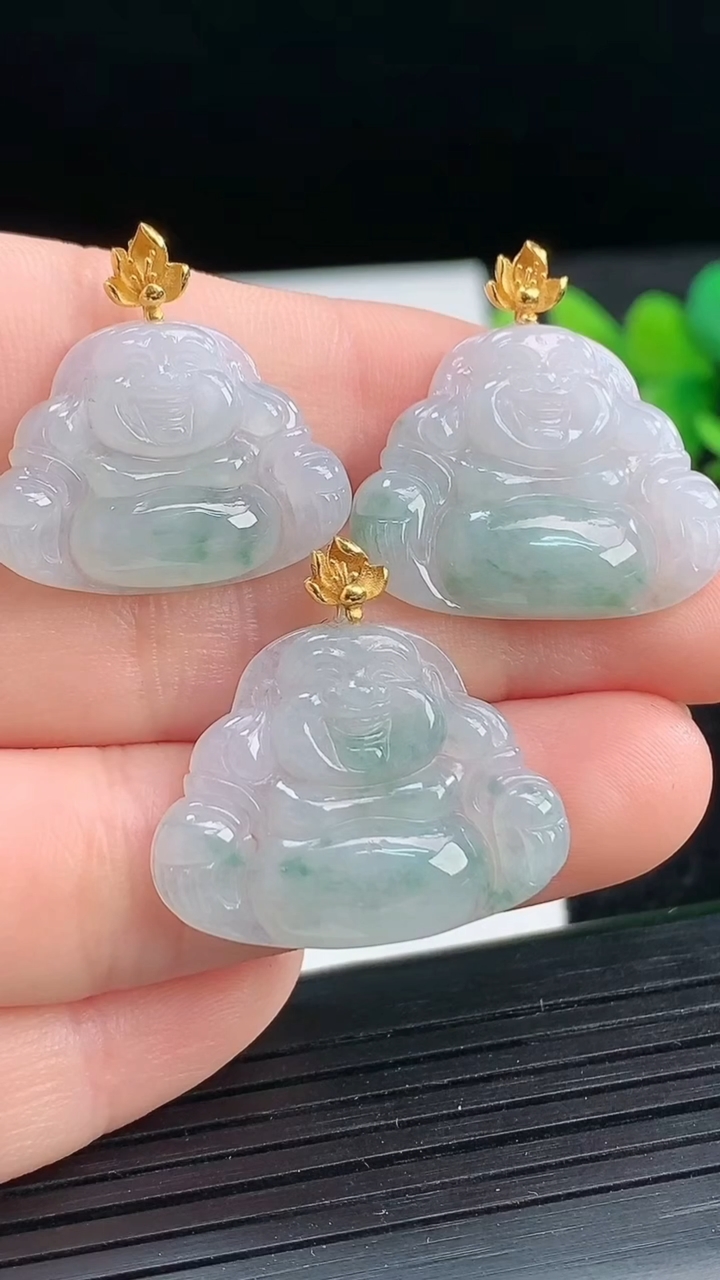 天然A货翡翠18K金飘花佛公吊坠三个尺寸18.8-23.8-3.8重量:8.51g
3月25日