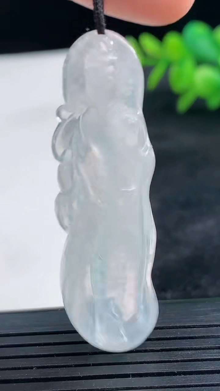 天然A货翡翠观音菩萨吊坠尺寸50.1-15.3-5.7重量:8.78g
3月25日