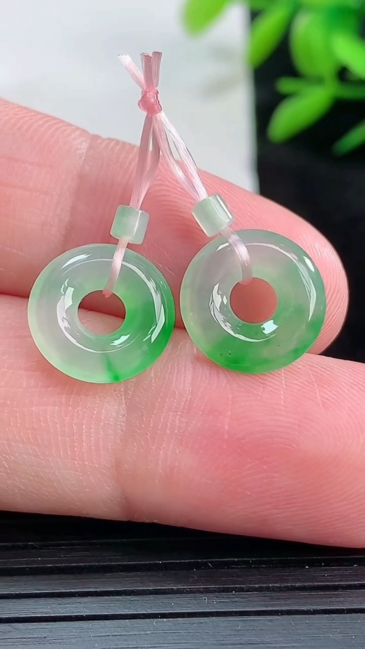 天然A货翡翠平安环吊坠一对尺寸11.6-2.5重量:1.63g
3月25日