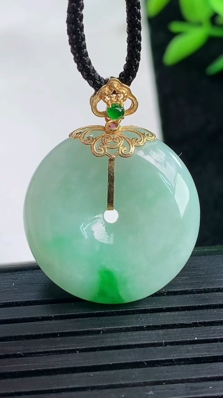 天然A货翡翠平安扣吊坠尺寸22.9-7重量:7.86g
3月25日