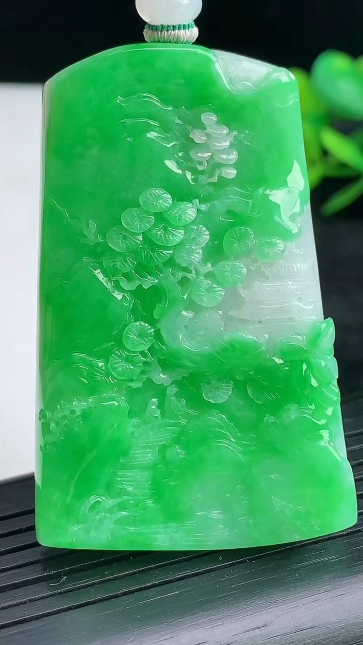 天然A货翡翠山水牌吊坠尺寸55.5-35.7-7.6重量:41.02g
3月25日