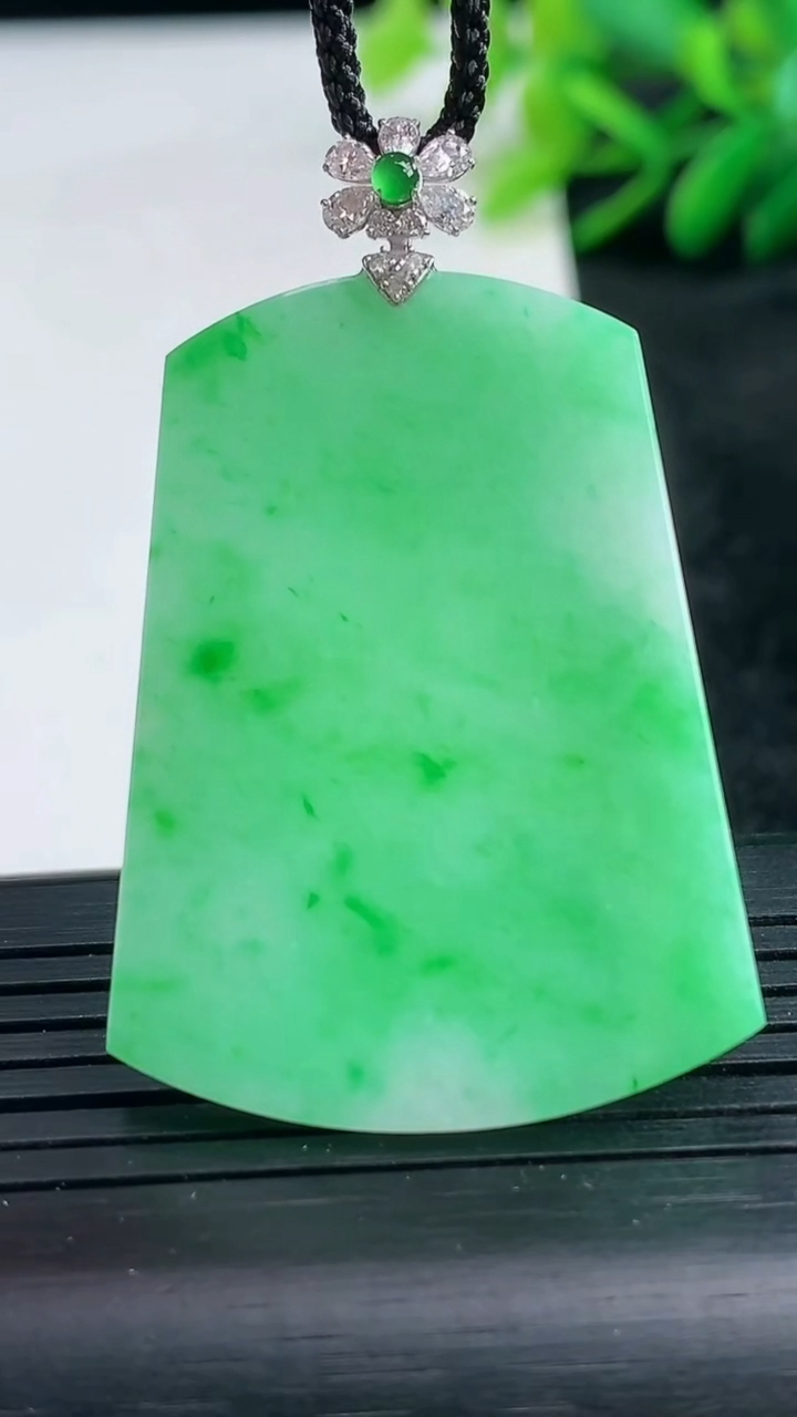 天然A货翡翠无事牌吊坠尺寸39-29.3-2.6重量:9.02g
3月25日