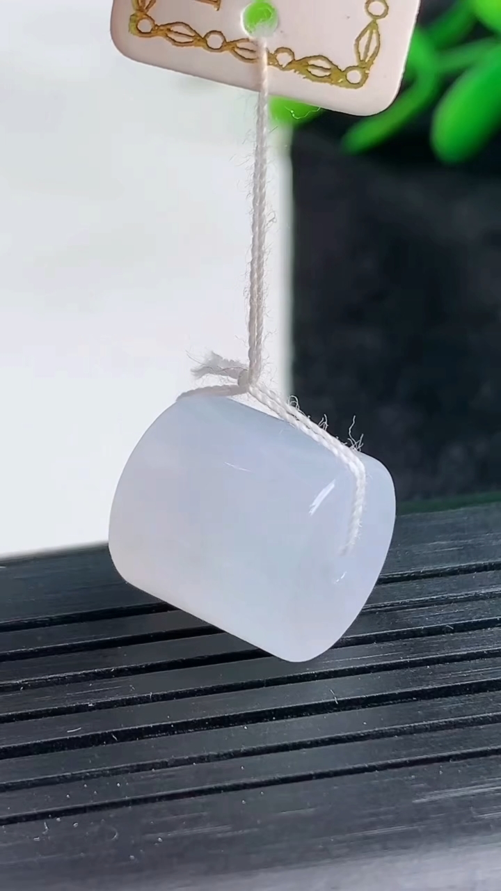 天然A货翡翠紫罗兰路路通吊坠尺寸13.1-13重量:6.14g
3月25日