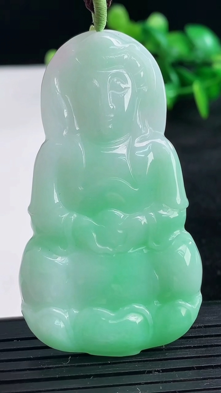 天然A货翡翠观音菩萨吊坠尺寸61.7-35.2-5.3重量:22.59g
3月25日