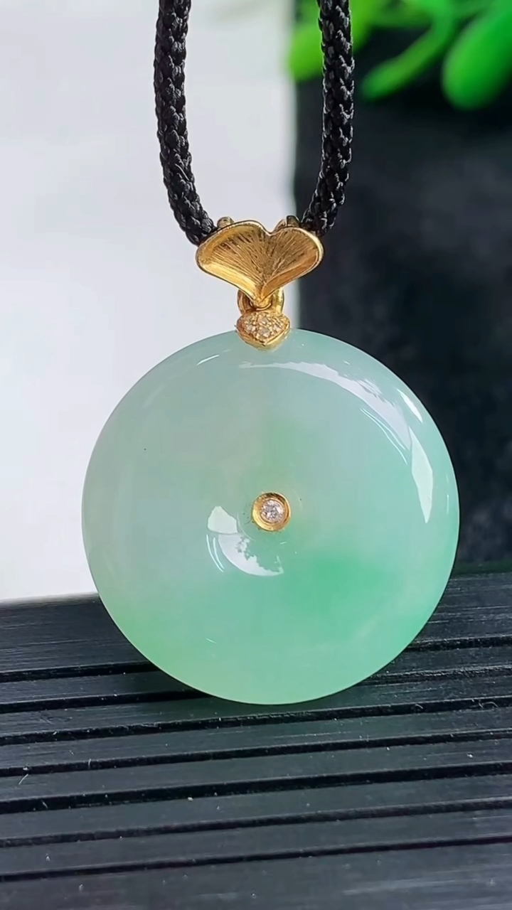 天然A货翡翠平安扣吊坠尺寸22.4-5.3重量:6.39g
3月25日