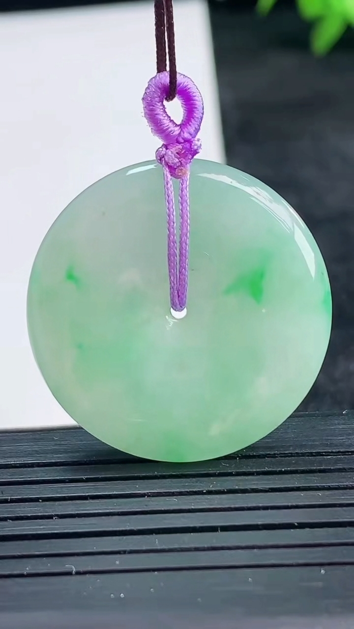 天然A货翡翠平安扣吊坠尺寸29.3-5重量:9.76g
3月25日