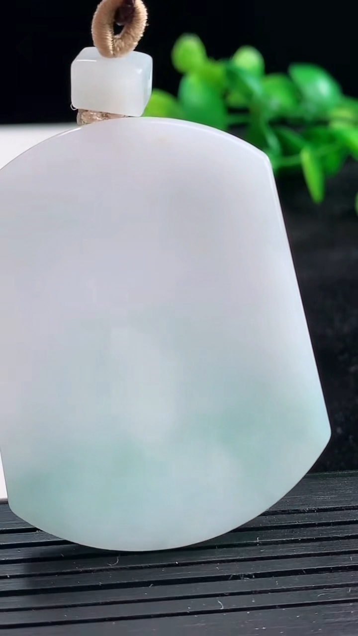 天然A货翡翠无事牌吊坠尺寸54.1-41.5-6重量:40.63g
3月25日