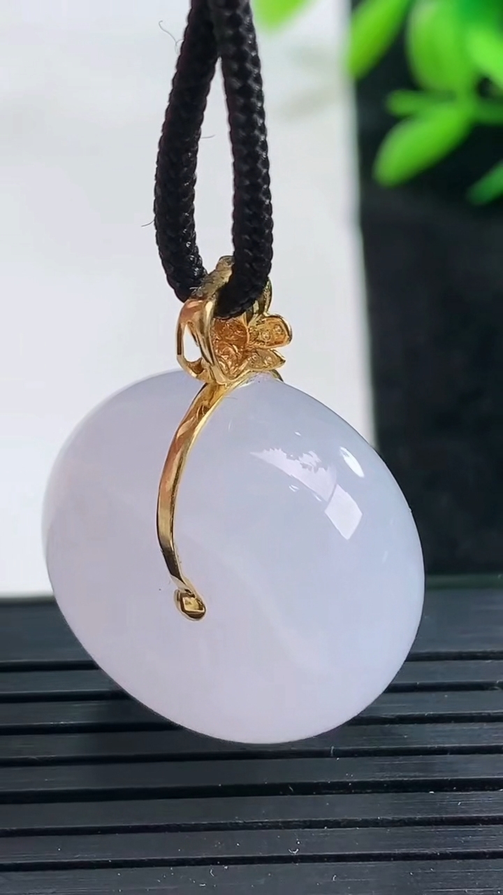 天然A货翡翠18K金紫罗兰路路通吊坠尺寸23.2-12重量:14.86g
3月25日