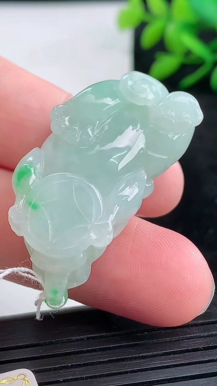 天然A货翡翠貔貅吊坠尺寸40.4-18.7-12.4重量:19.70g
3月25日