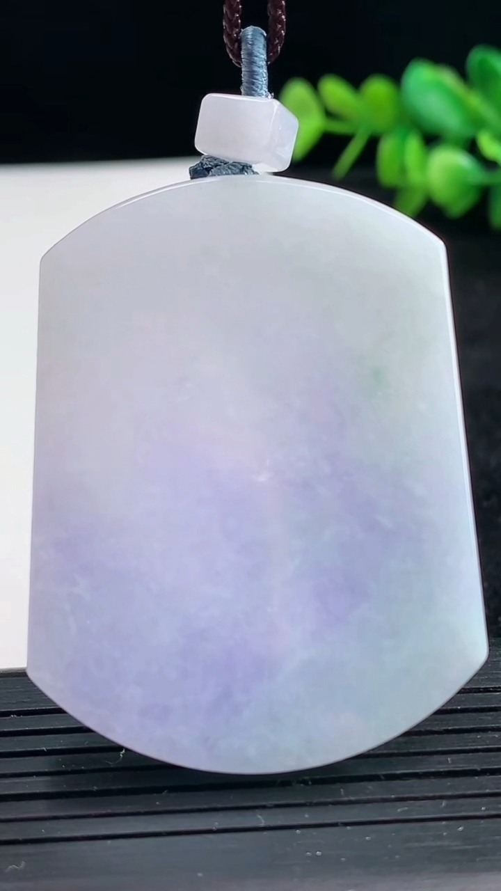 天然A货翡翠春带彩紫罗兰无事牌吊坠尺寸53.3-40.5-5.7重量:37.30g
3月25日