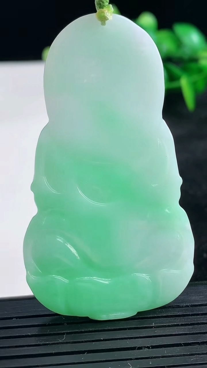 天然A货翡翠观音菩萨吊坠尺寸61.7-35.2-5.3重量:22.59g
3月25日