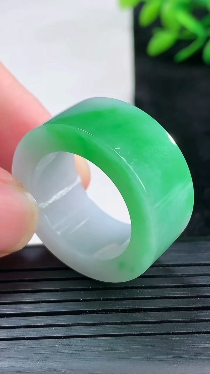 天然A货翡翠指环 扳指 戒指，尺寸21.4-12.5-4.8重量:11.42g2026年3月25日
