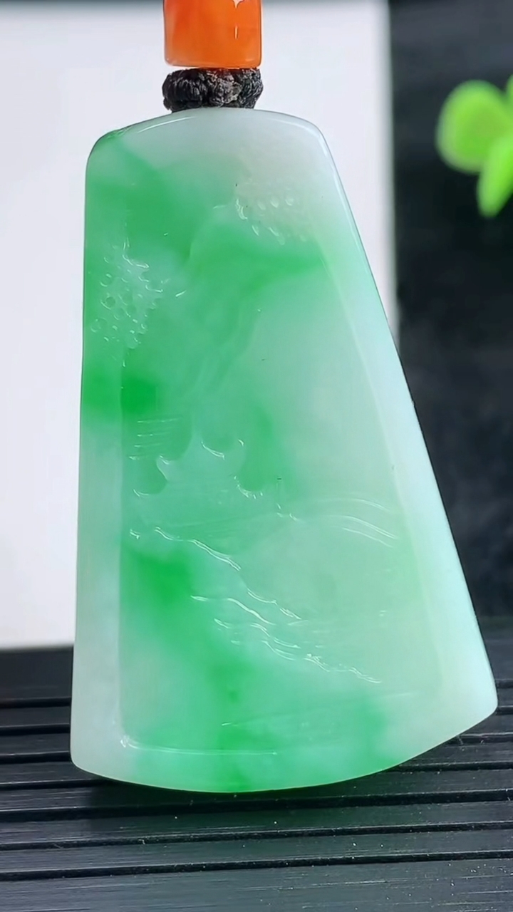 天然A货翡翠山水牌吊坠尺寸44-28.3-11.3重量:29.43g
3月25日