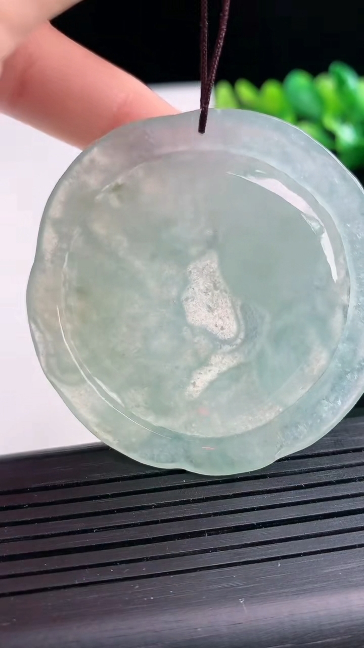 天然A货翡翠龙牌吊坠尺寸53.6-51.9-5.8重量:32.87g
3月25日