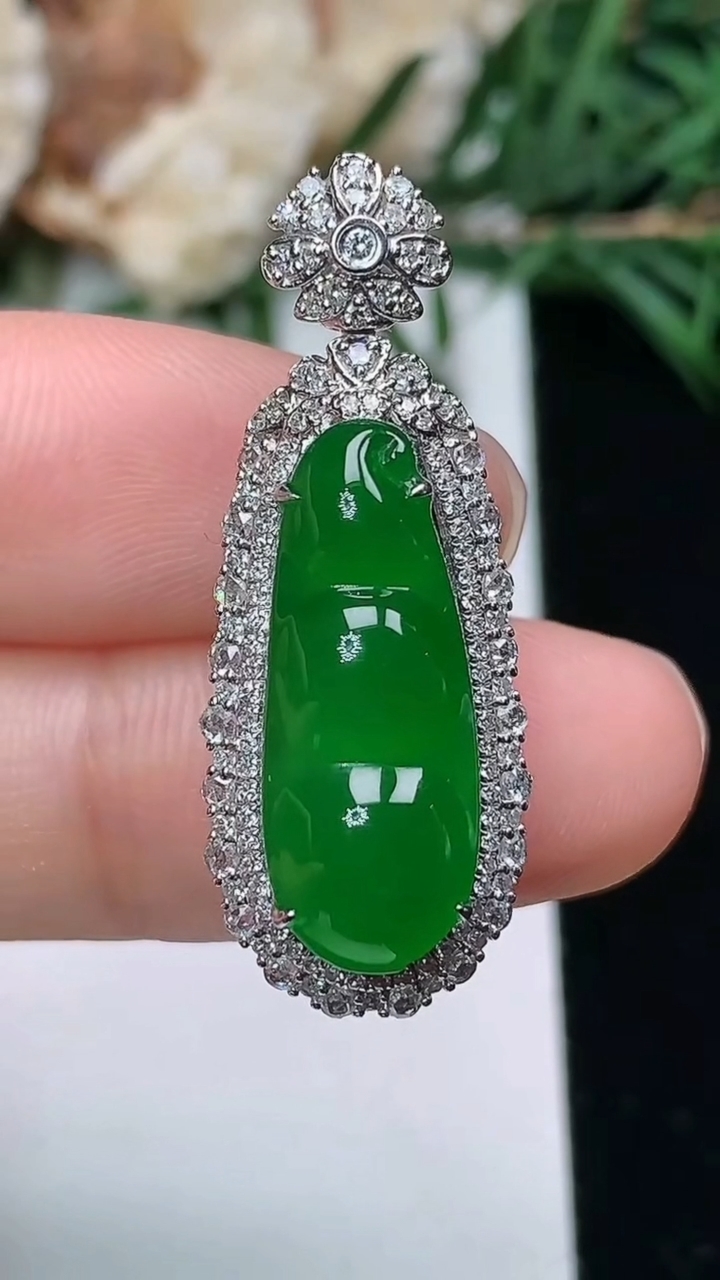 天然A货翡翠福豆吊坠，尺寸32.2-12.3-11.3
3月25日