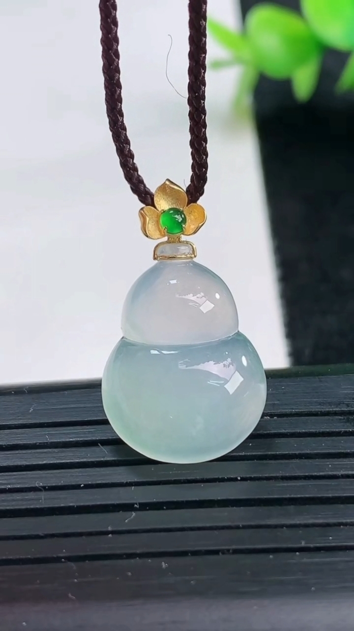 天然A货翡翠种白冰葫芦吊坠尺寸20.8-15.4-5重量:2.85g
3月25日