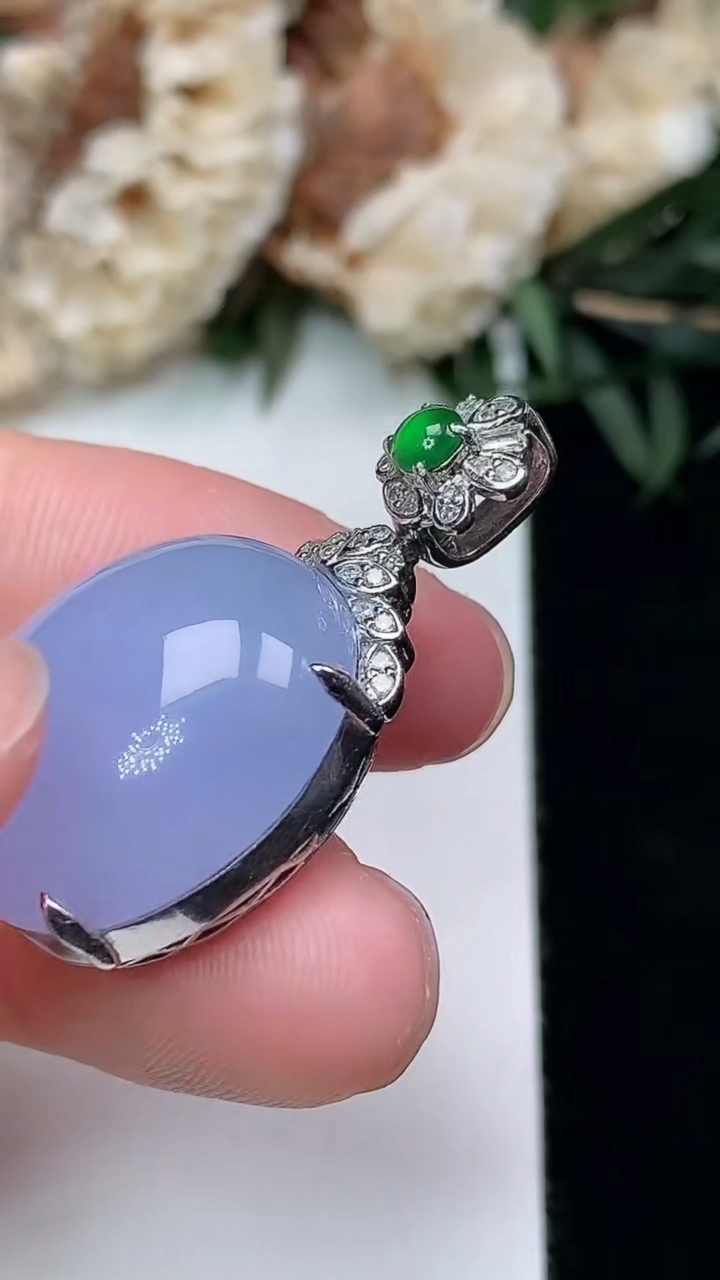 天然A货翡翠紫罗兰蛋面吊坠，尺寸18.9-17.5-11.4，重量:8.76g
3月25日