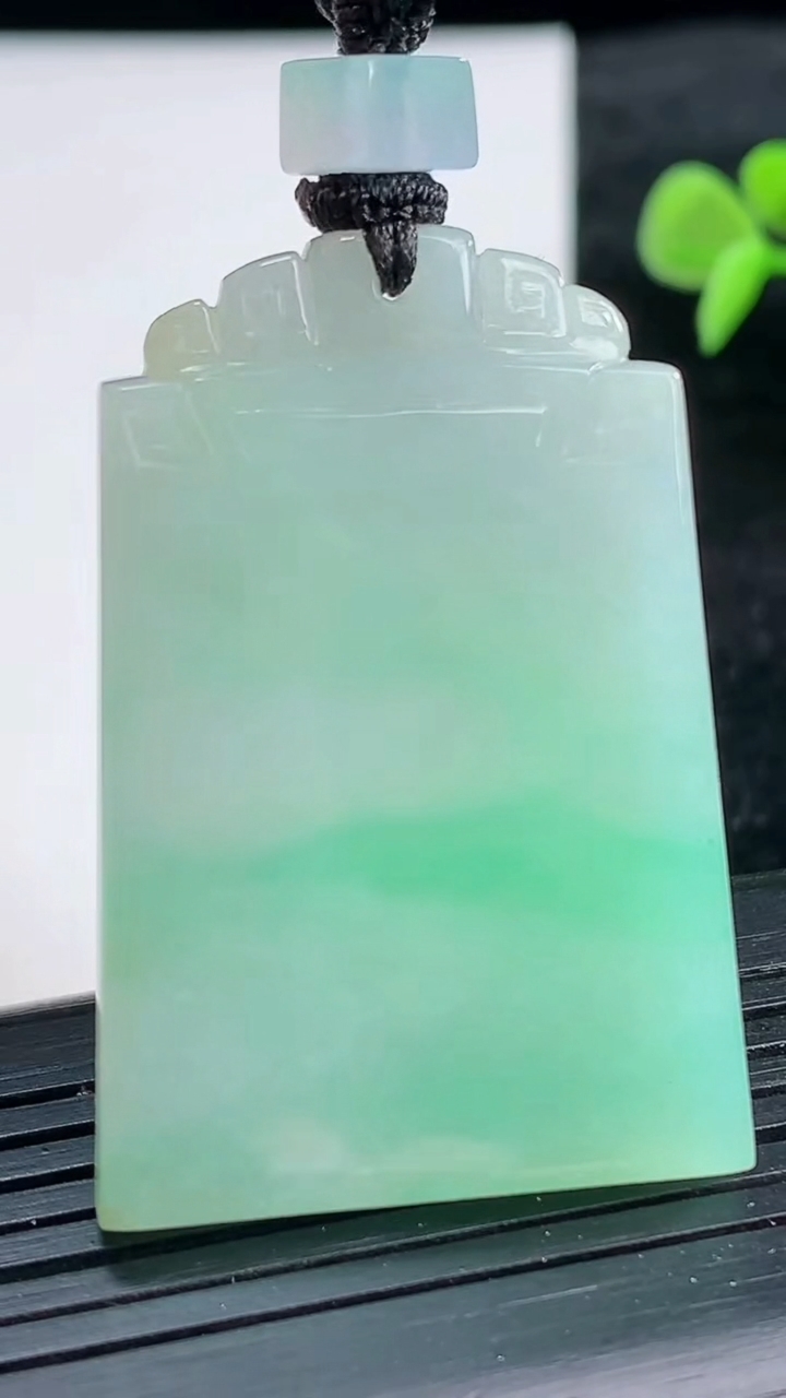 天然A货翡翠无事牌吊坠尺寸43.7-30-5.7重量:24.66g
3月25日