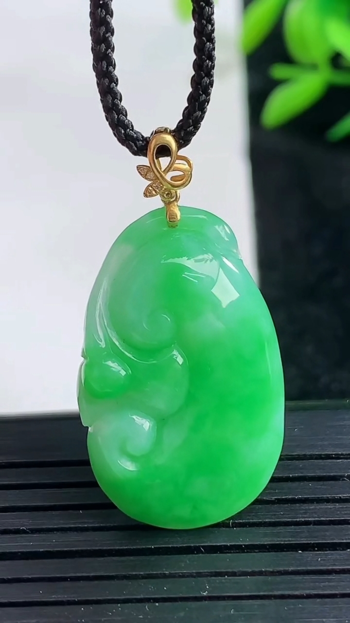 天然A货翡翠如意吊坠尺寸27-17.4-5.2重量:5.13g
3月25日