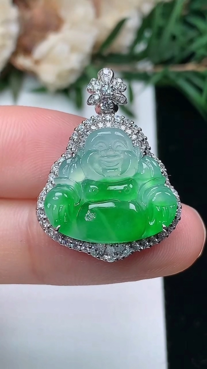 天然A货翡翠佛公吊坠，尺寸26.4-19.9-8.3，裸石15.3-17.5，重量:5.87g
3月