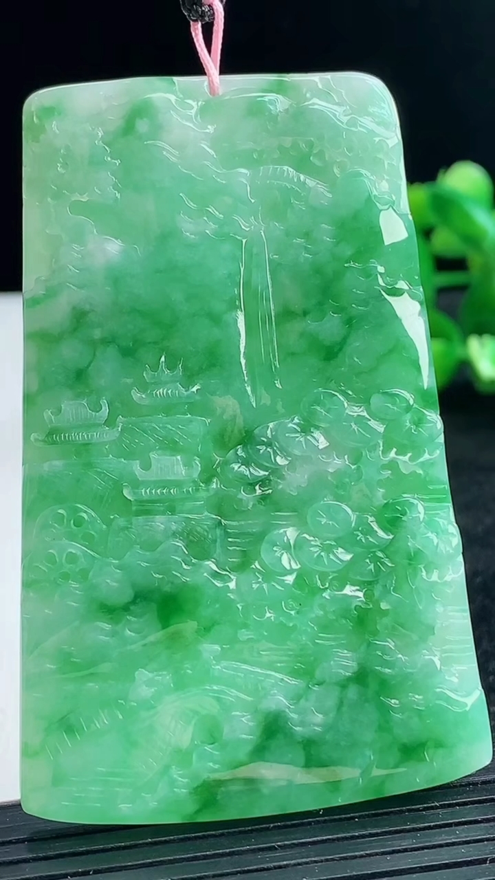 天然A货翡翠山水牌吊坠尺寸69.1-43.5-5.1重量:40.34g
3月25日