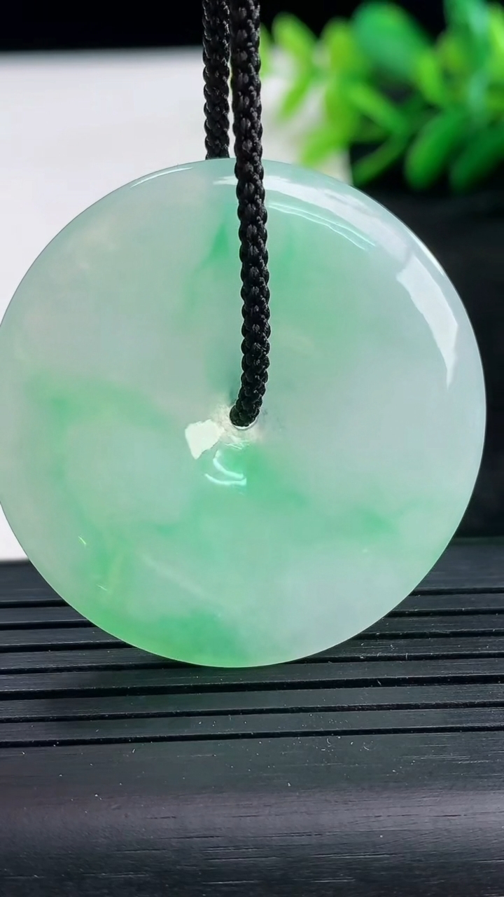 天然A货翡翠平安扣吊坠尺寸40-5.2重量:17.88g
3月25日