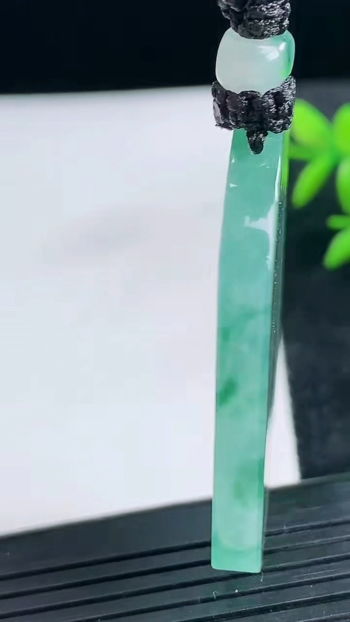 天然A货翡翠种飘花无事牌吊坠尺寸47-35-4.7重量:26.49g
3月25日