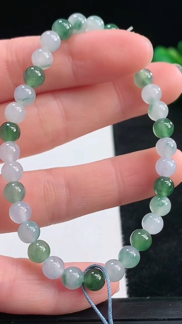 天然A货翡翠圆珠手串尺寸5.2-33颗重量:8.83g3月25日
工厂直销收藏佳品,种好水足，色泽均匀，有种有色，上手高大气！