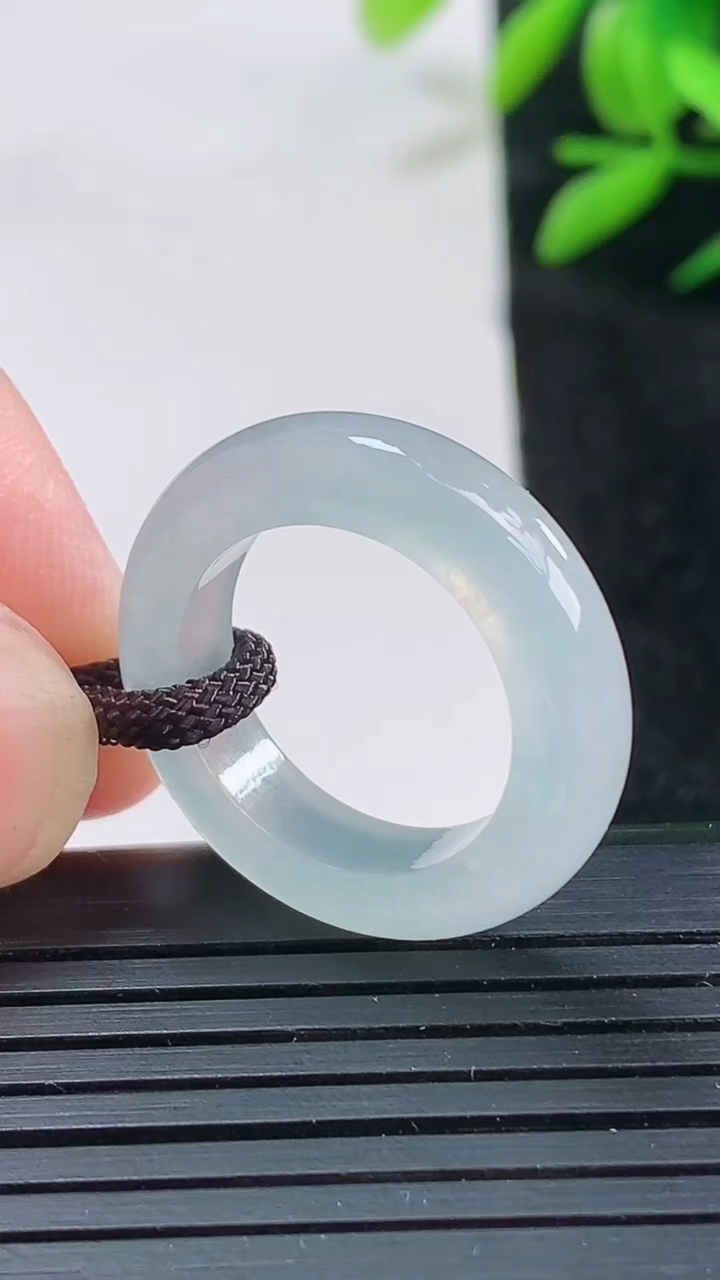 天然A货翡翠指环戒指尺寸16.4-5.4-4重量:4.17g2026年3月25日
工厂直销收藏佳品,