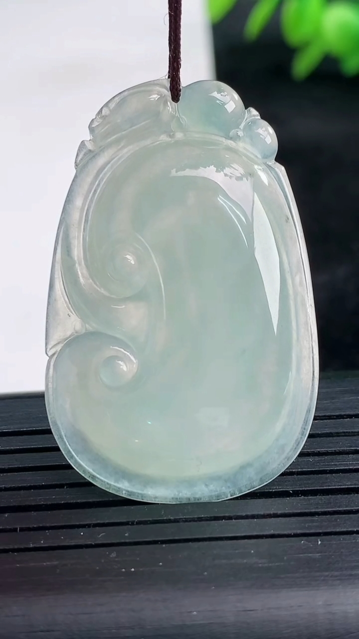 天然A货翡翠飘花如意吊坠尺寸41.2-26.4-5.5重量:10.09g
3月25日