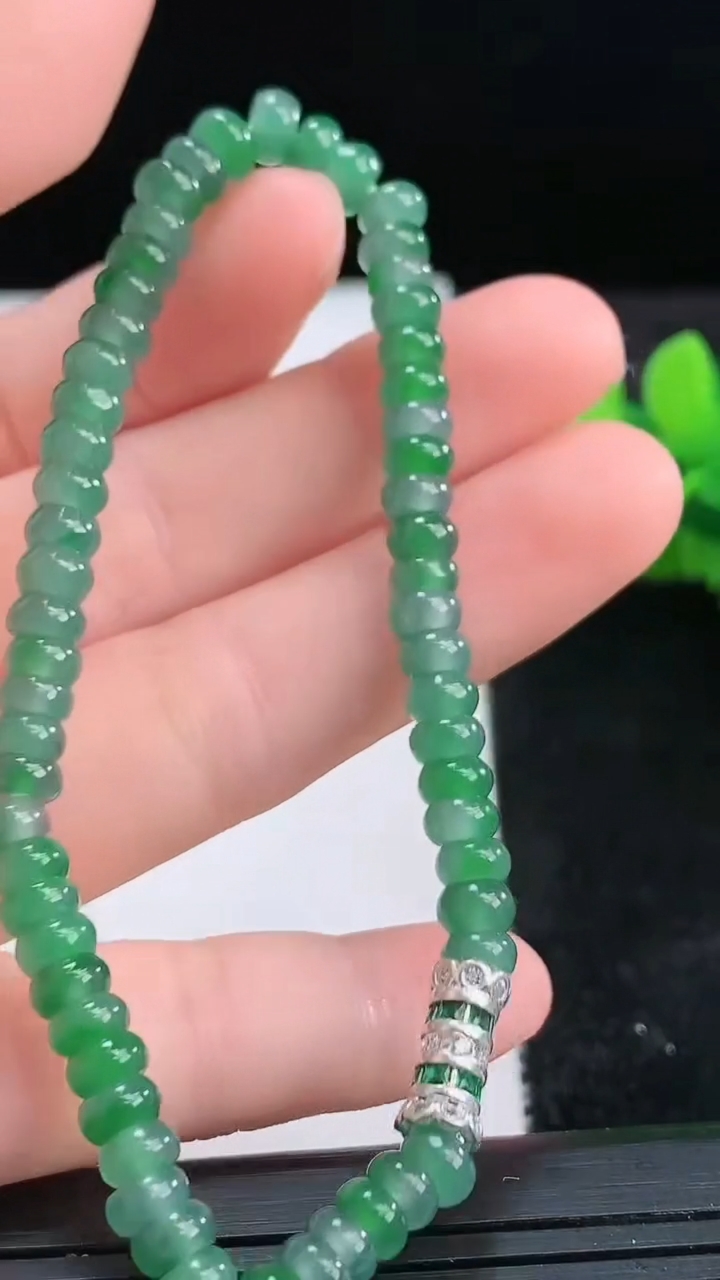 天然A货翡翠算盘珠手串尺寸4.8-2.6重量:9.47g3月25日
工厂直销收藏佳品,种好水足，色泽均匀，有种有色，上手高大气！