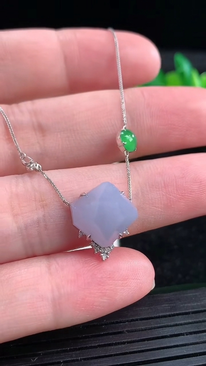 天然A货翡翠18K金紫罗兰原石吊坠尺寸13.1-13.5-8.2重量:3.60g
3月25日