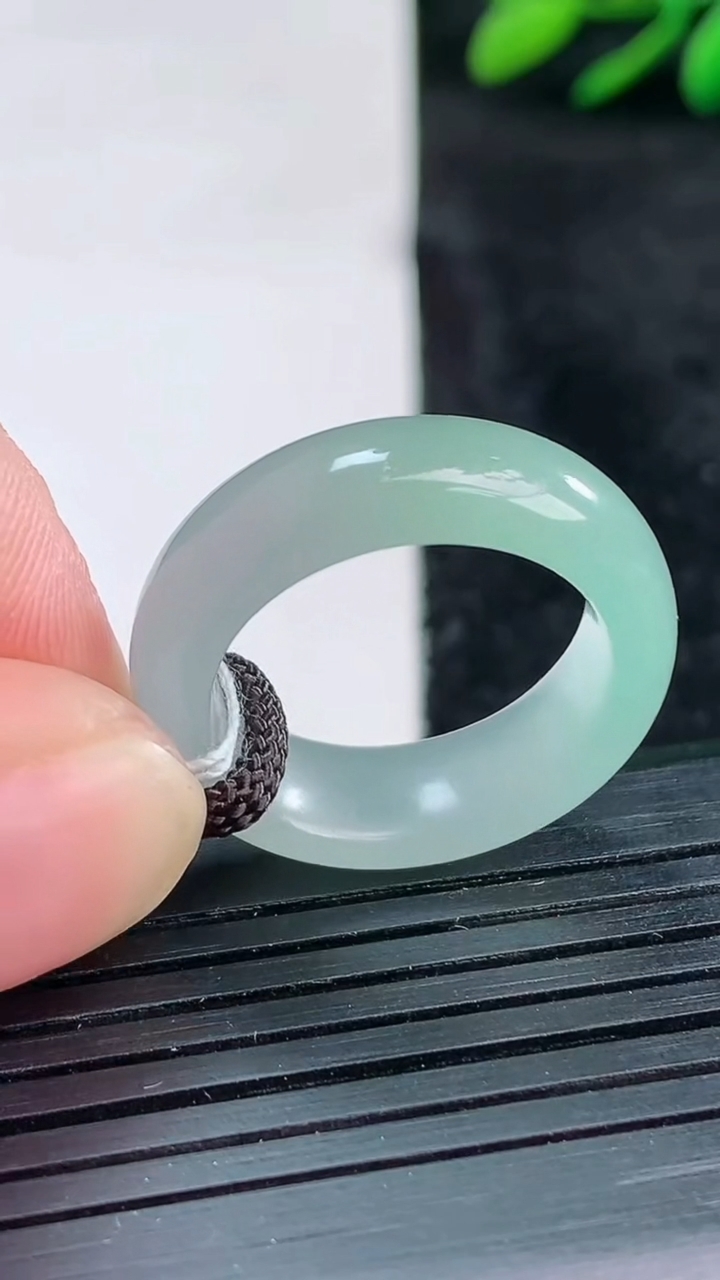 天然A货翡翠指环戒指尺寸17.6-6.7-3.8重量:4.94g2026年3月25日
工厂直销收藏佳品,种好水足，色泽均匀，有种有色，上手高大气！