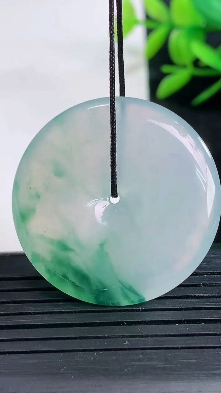 天然A货翡翠种飘花平安扣吊坠尺寸34.5-5.7重量:14..2g
3月25日