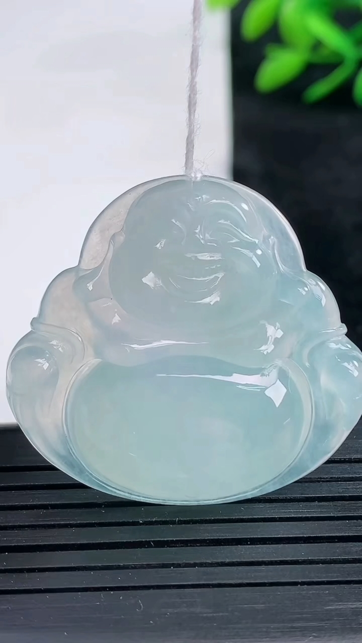 天然A货翡翠佛公吊坠尺寸33.4-36.3-5.7重量:10.46g
3月25日