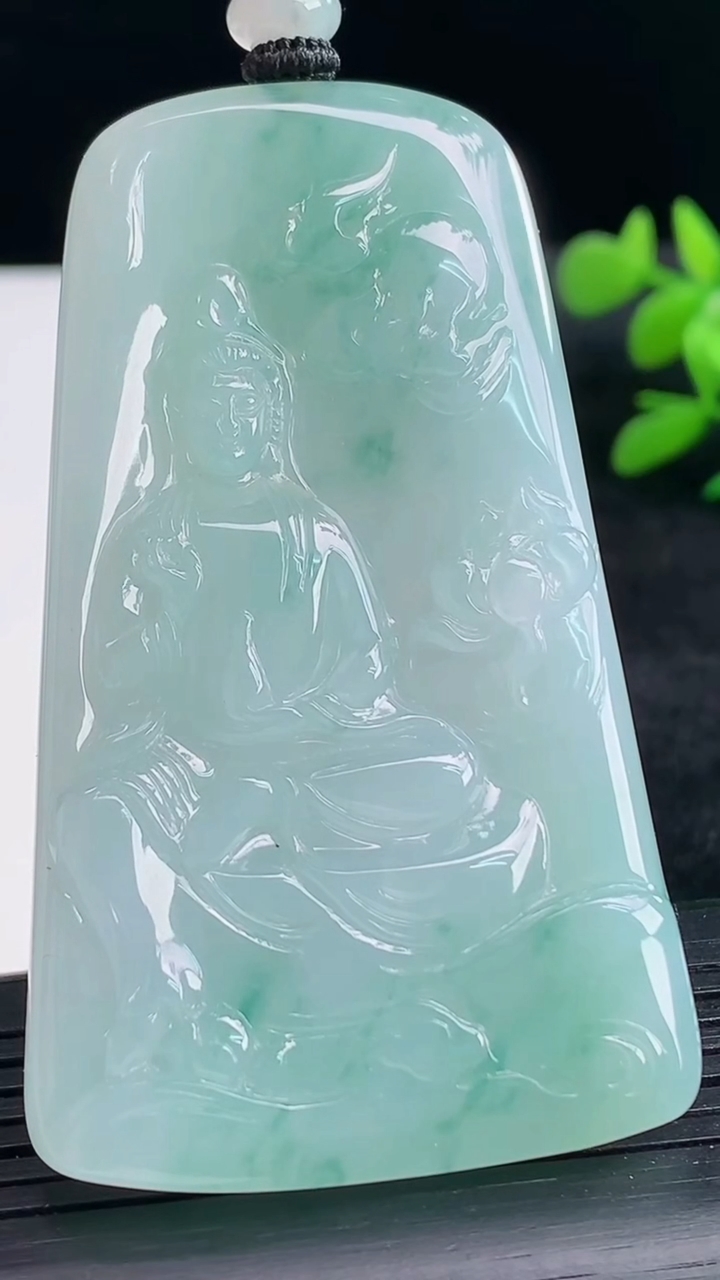 天然A货翡翠冰种飘花观音菩萨吊坠尺寸65.8-38.9-5.2重量:38.83g
3月25日