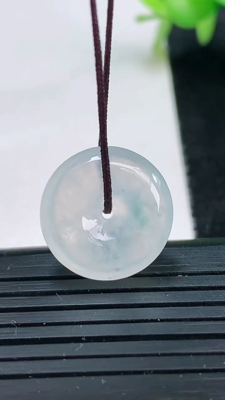 天然A货翡翠冰种飘花平安扣吊坠尺寸17.4-5.3重量:3.49g
3月25日