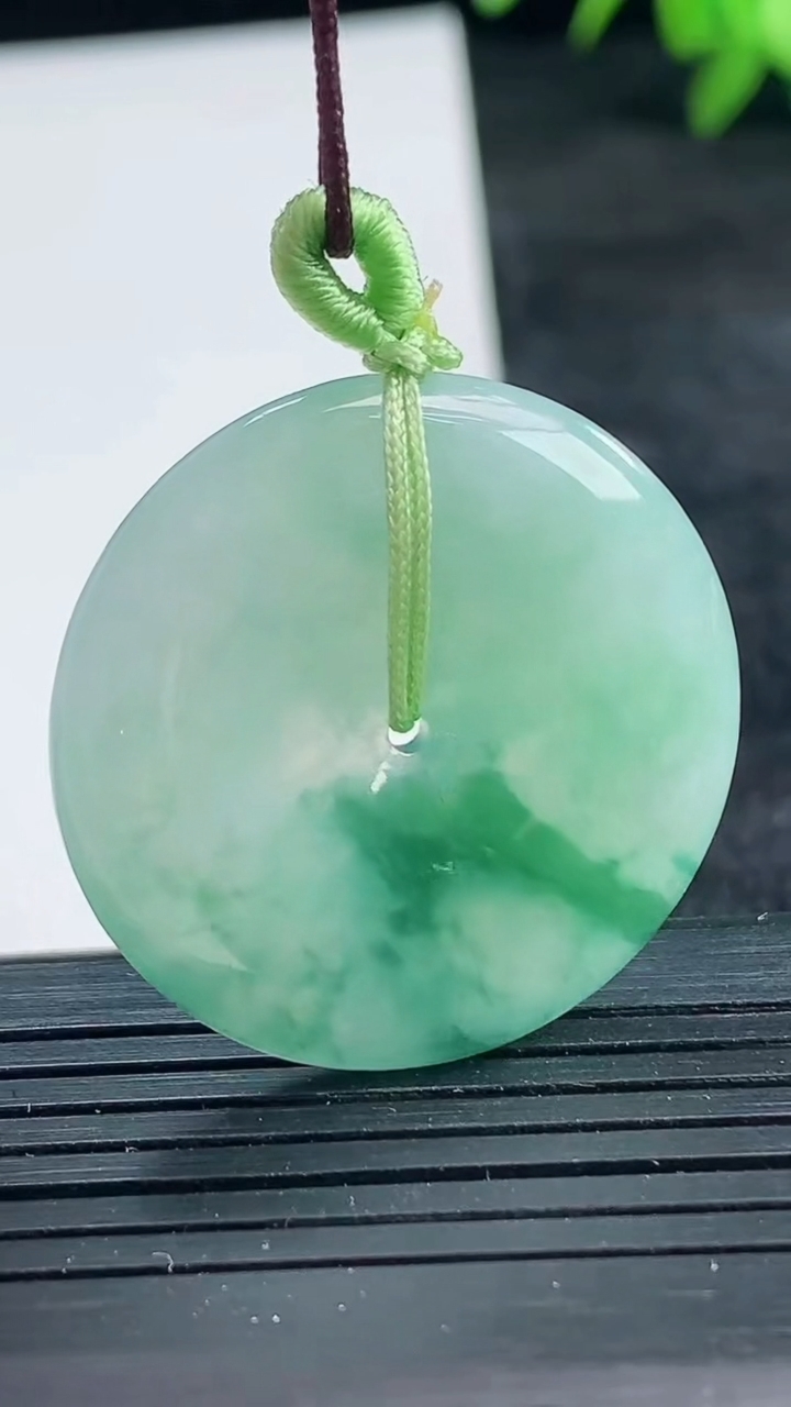 天然A货翡翠飘花平安扣吊坠尺寸30.3-5.1重量:10.33g
3月25日