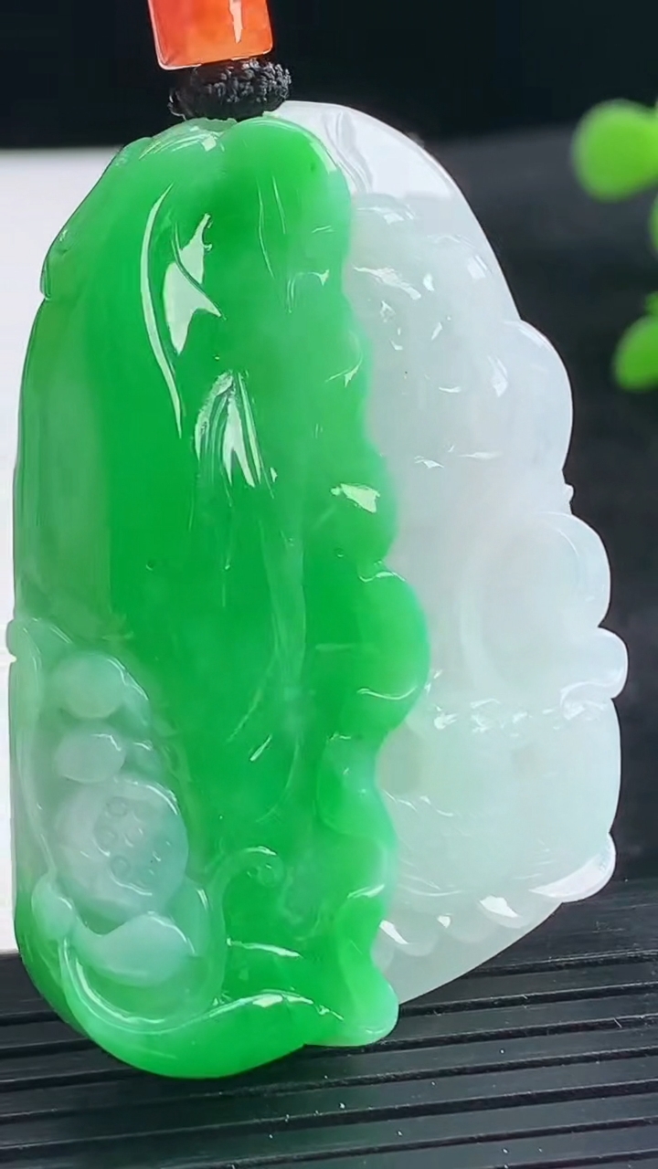 天然A货翡翠和和美美 荷花吊坠尺寸49.6-34.9-8.7重量:31.23g
3月25日