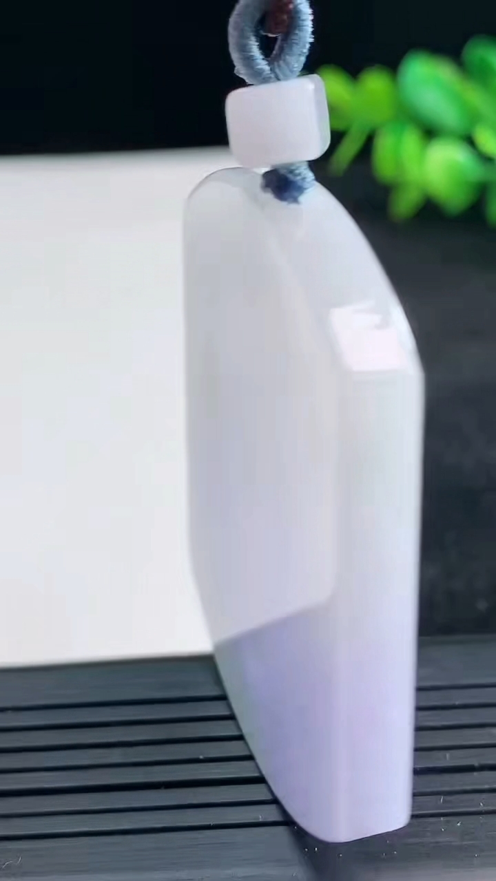 天然A货翡翠春带彩紫罗兰无事牌吊坠尺寸53.3-40.5-5.7重量:37.30g
3月25日