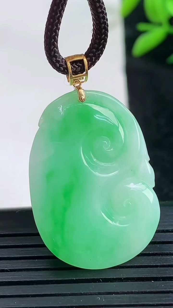 天然A货翡翠如意吊坠尺寸22.8-20.5-5.9重量:6.78g
3月25日