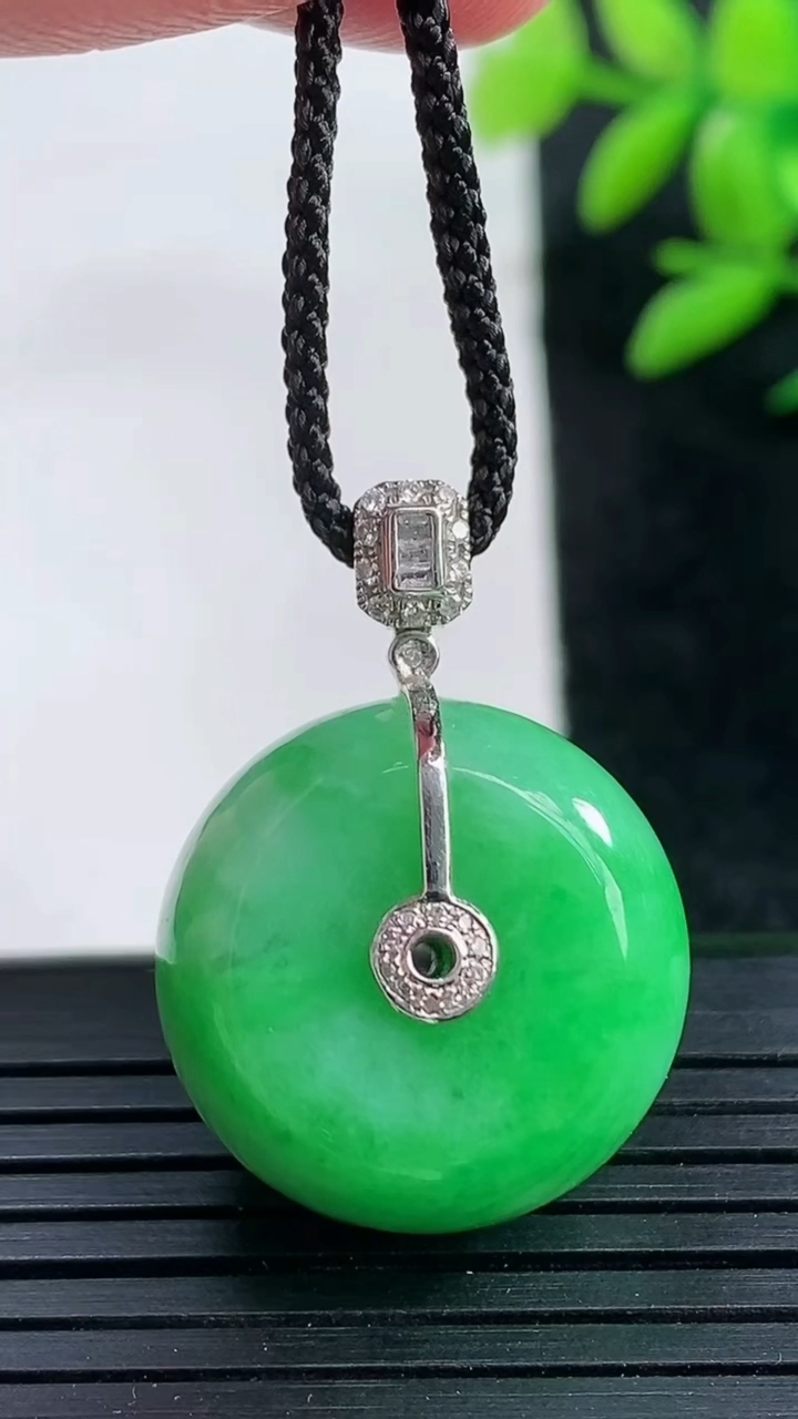 天然A货翡翠路路通吊坠尺寸20.7-13重量:13.42g
3月25日