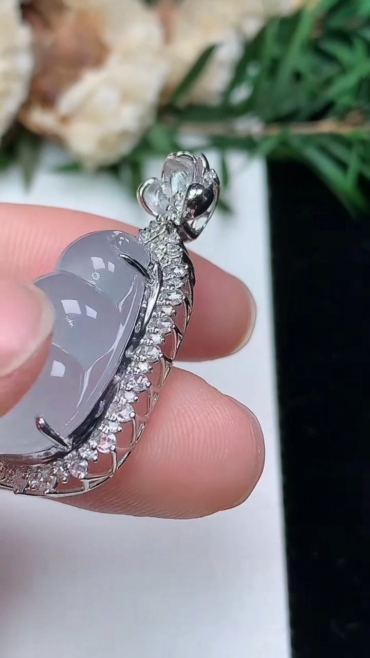 天然A货翡翠白冰福豆吊坠，尺寸32-16.3-11.6，裸石20.4-12.8，重量:5.14g
3月25日