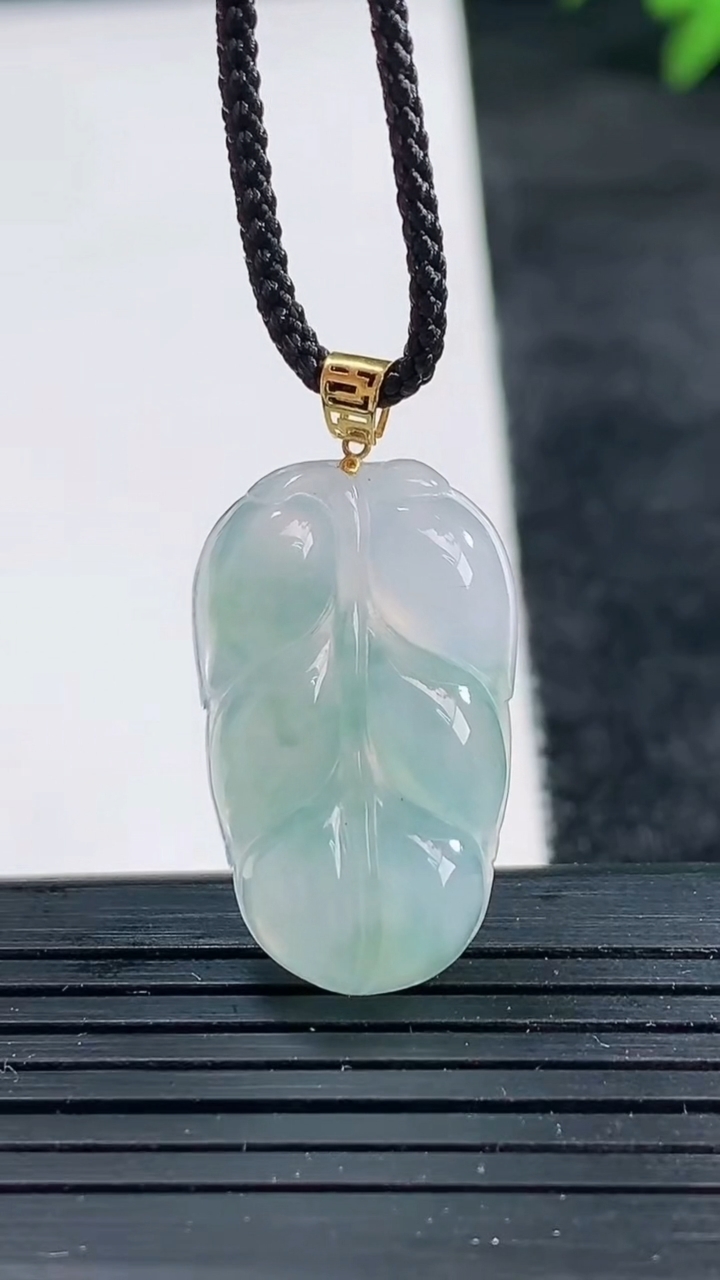 天然A货翡翠18K金飘花金枝玉叶 叶子吊坠尺寸25.1-15.1-5.1重量:3.74g
3月25日