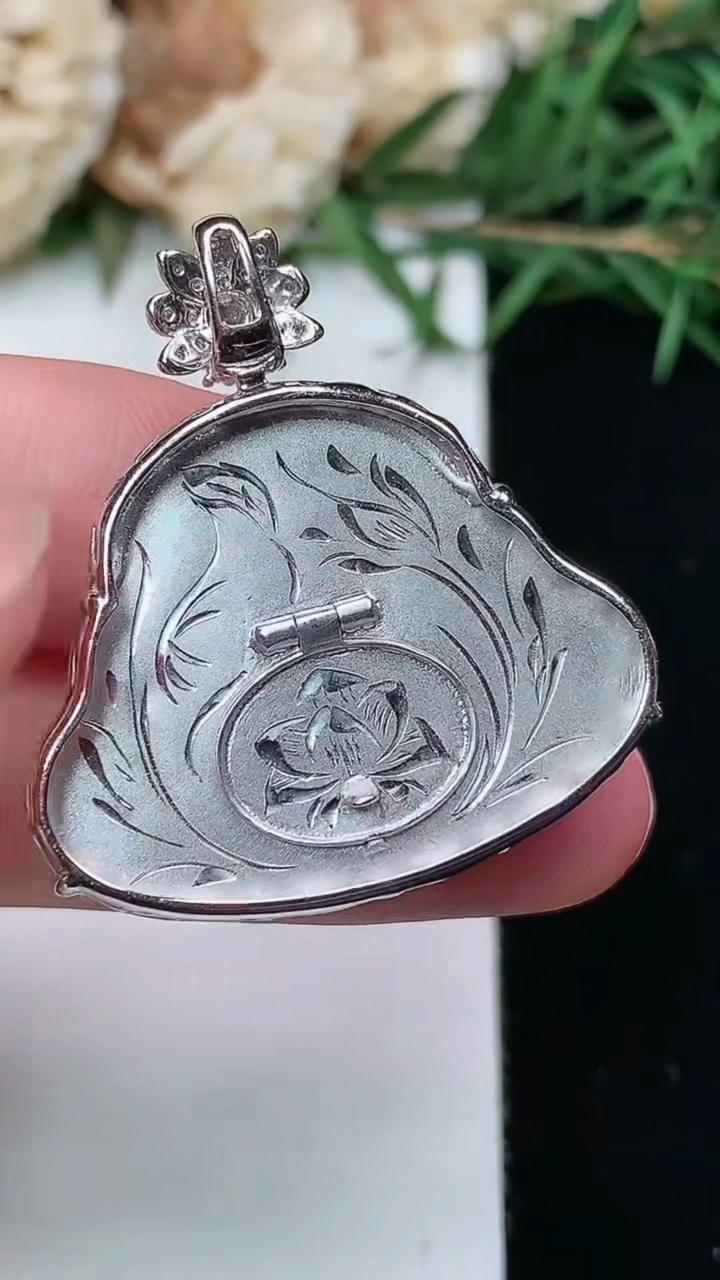 天然A货翡翠k金紫罗兰佛公吊坠，尺寸22-29.4-7.7，重量:8.52g
3月25日