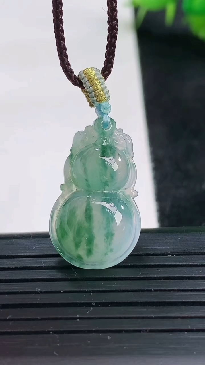 天然A货翡翠冰种飘花葫芦吊坠尺寸25-14.8-6.1重量:3.61g
3月25日