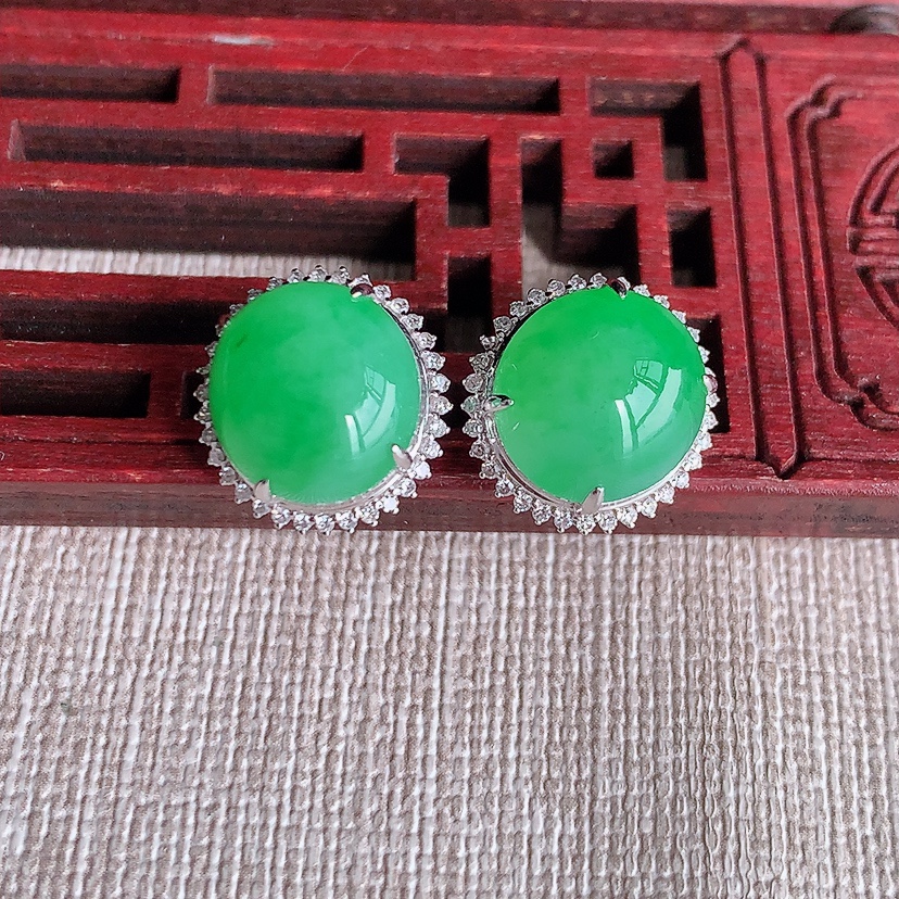 天然A货翡翠18K金伴钻镶嵌满绿蛋面耳钉 
尺寸11.4-10.8mm 重量5.16g 0324