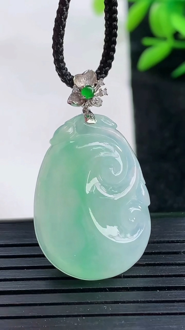 天然A货翡翠如意吊坠尺寸27.2-19.2-5.2重量:5.89g
3月25日